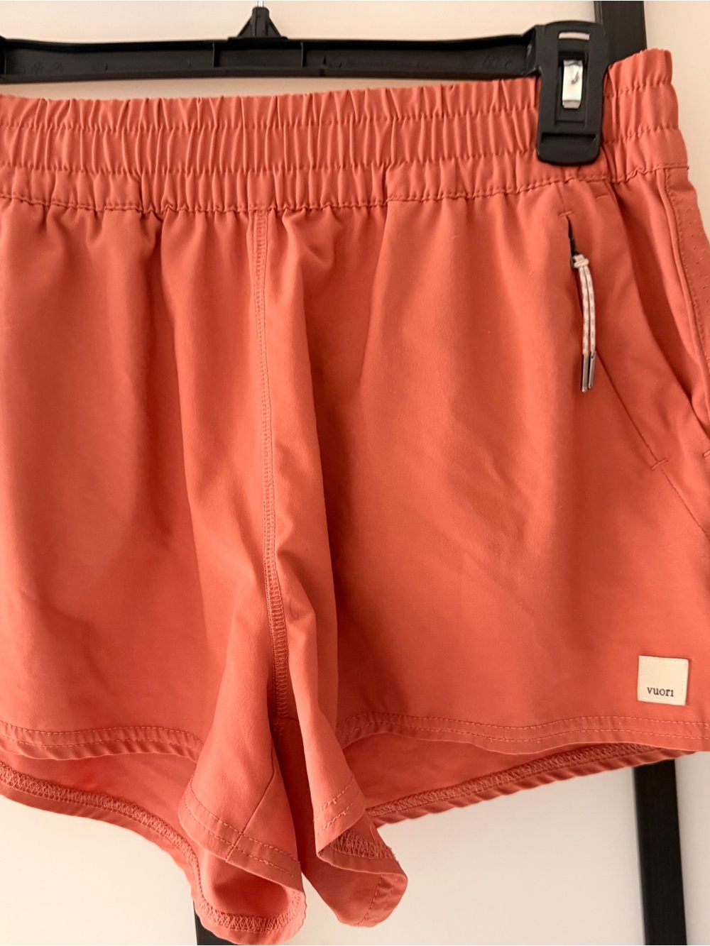 Vuori Women’s Coral Athletic Running Shorts Size Medium M Zip Pockets VW367